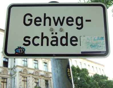 Schild aus Schilda: Gehwegschaeden, mit kleinem Glitzeraufkleber
