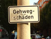 Schild: Gehwegschaeden-f10-018-61