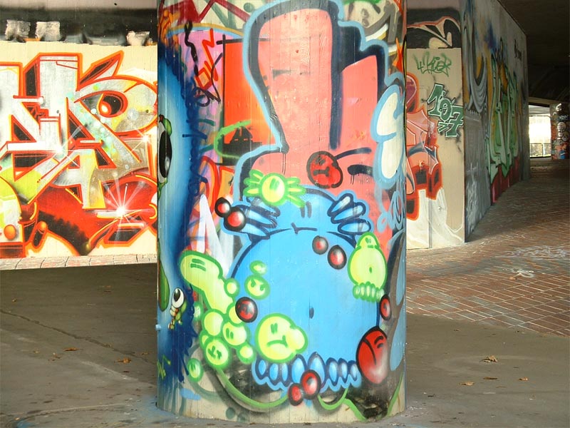 Spraykunst unter einer Br&uuml;cke
